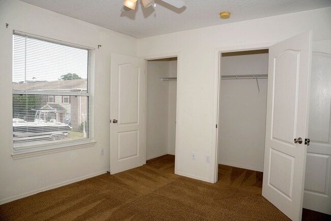 Building Photo - 2 Bedroom Townhouse in Great Location!