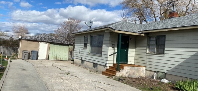 Building Photo - Duplex With Lots Of Room