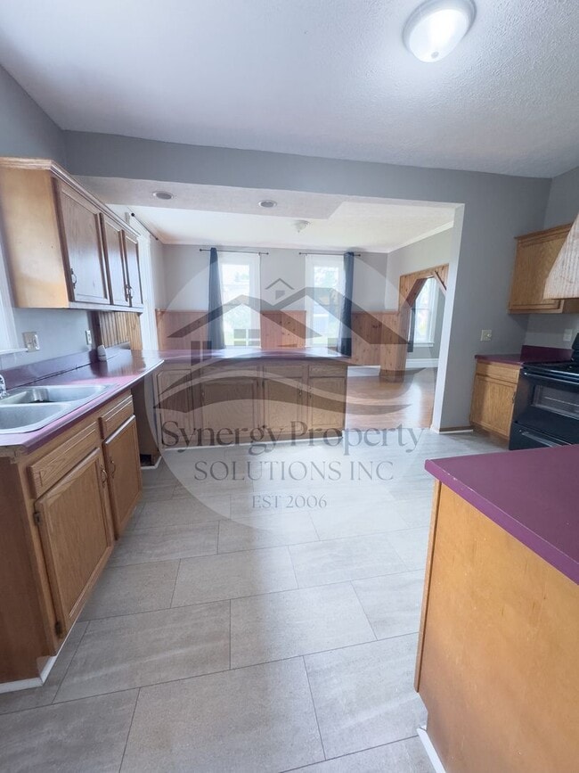 Building Photo - LARGE CRESTLINE HOUSE