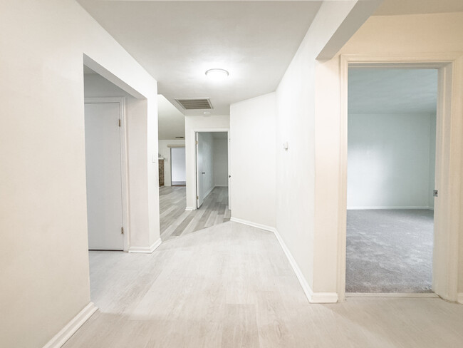 Building Photo - LOVELY STRAWBRIDGE HOME FOR RENT!!!