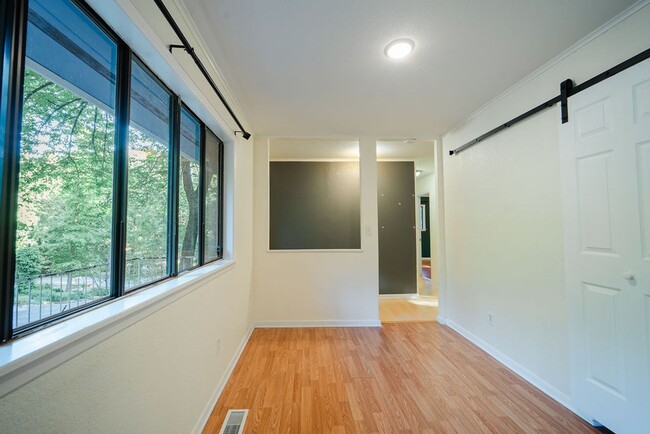 Building Photo - Cute 3,2 Right in the heart of HSV!!