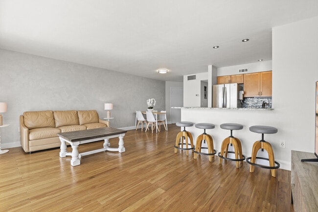 Building Photo - 2936 Lake Shore Dr