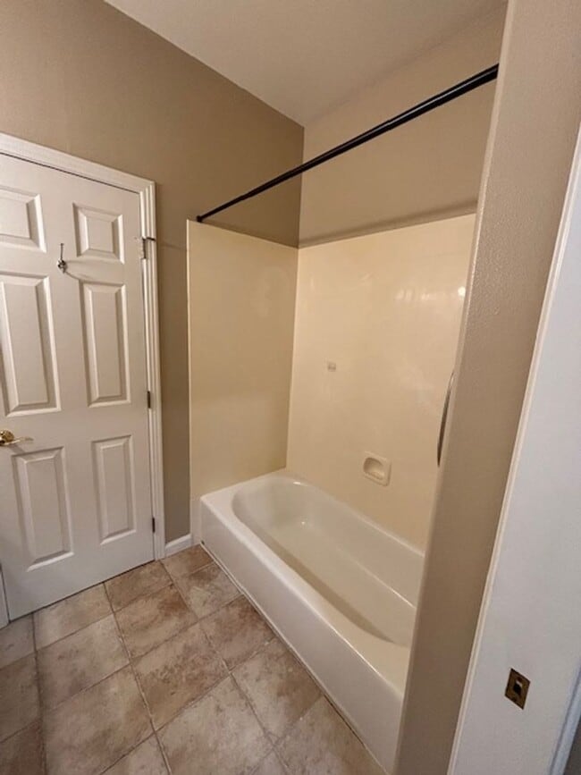 Building Photo - Three bed, two bath unit conveniently located off of Bell Road!