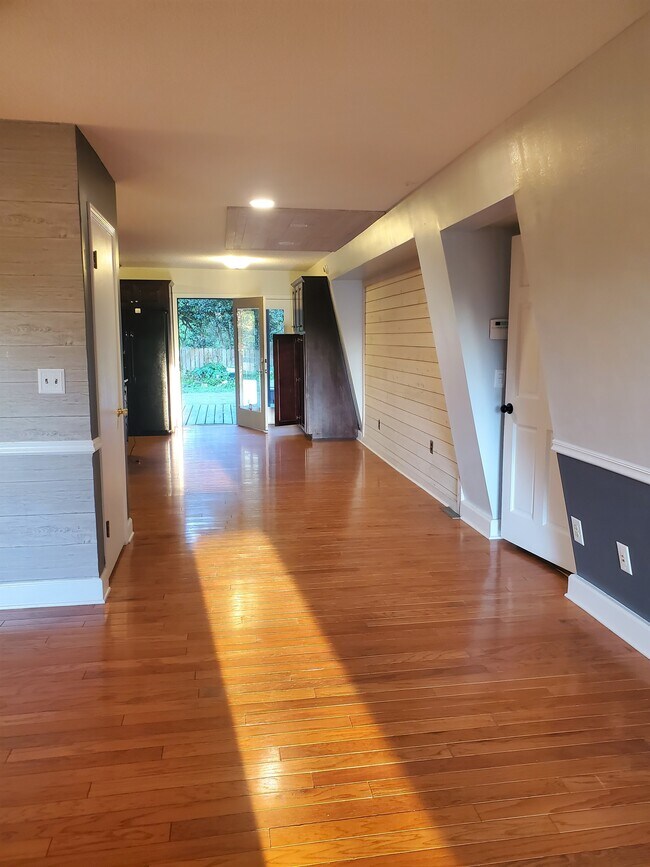 Building Photo - 4704 Great Oaks Dr