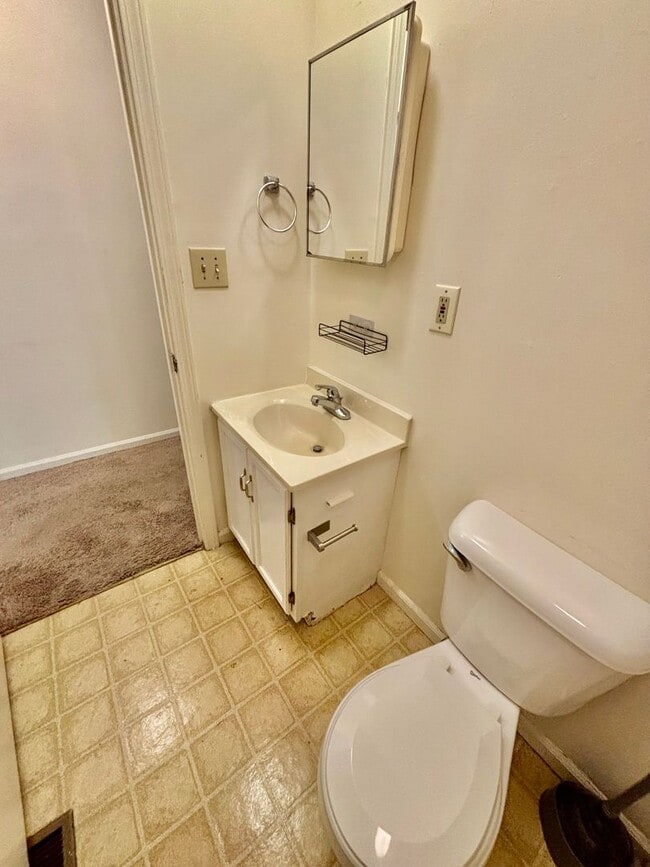 Building Photo - 2 Bedroom Near Law School!