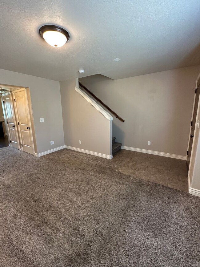 Building Photo - Desirable 2 Bed 1.5 Bath Lincoln Park Townhome