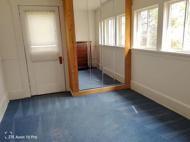 Building Photo - 2557 S Orch Dr