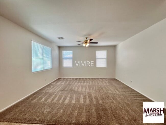 Building Photo - Beautiful 5 bedroom home with tons of livi...