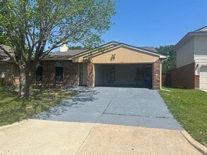 Building Photo - 625 Hollyberry Dr