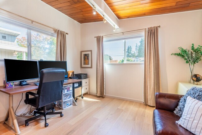 Building Photo - 4bd/1.75ba Shoreline Home