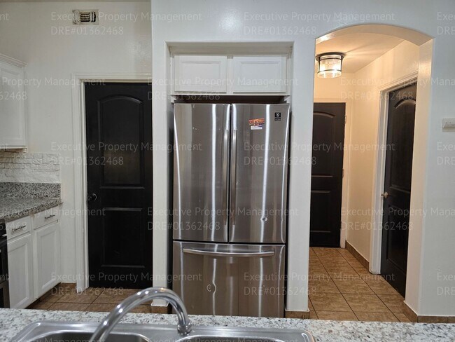 Building Photo - 3 bedroom/ 2.5 bathroom 2 story home.