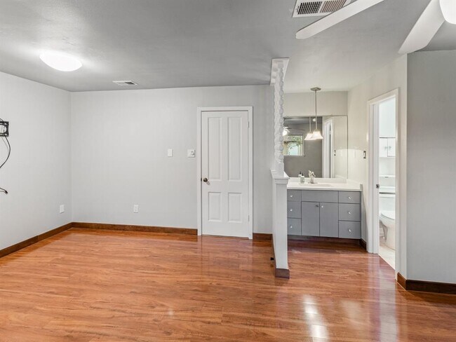Building Photo - 404 Mulberry Dr