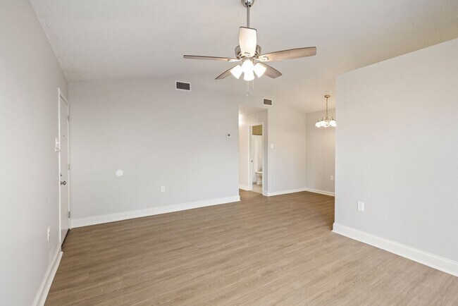 Building Photo - 203 Cougar Ridge