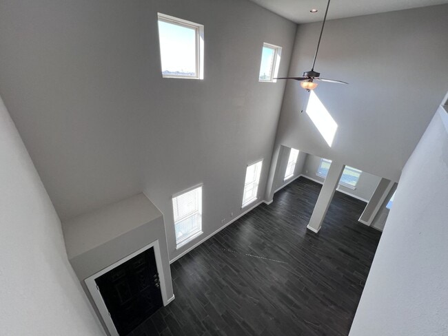 Building Photo - Beautiful Townhouse in New Braunfels!
