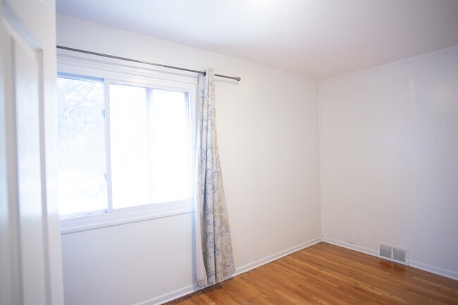 Building Photo - 2428 W Berwyn Ave