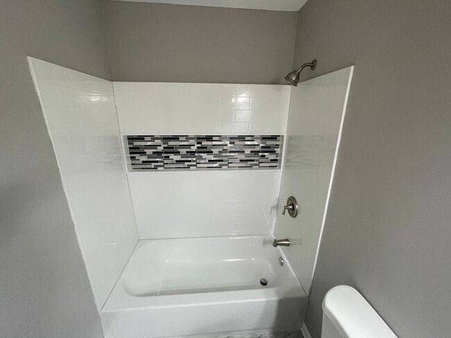 Building Photo - Renovated Condo in Edgewood with Garage!