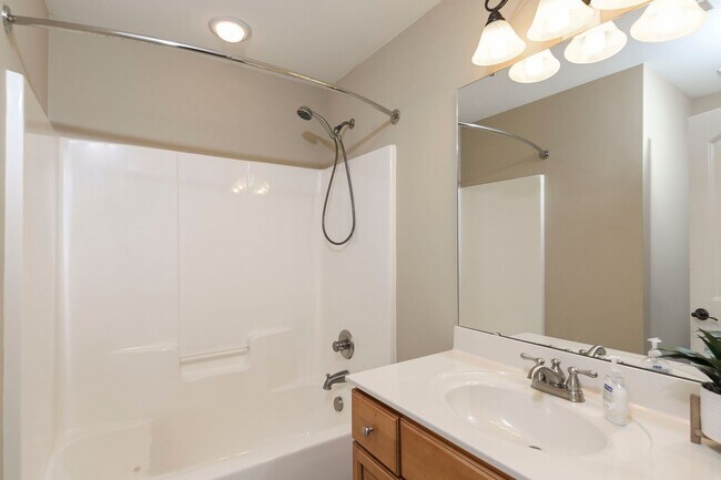 Building Photo - 3 Bedroom 2.5 bath low maintenance living for rent!