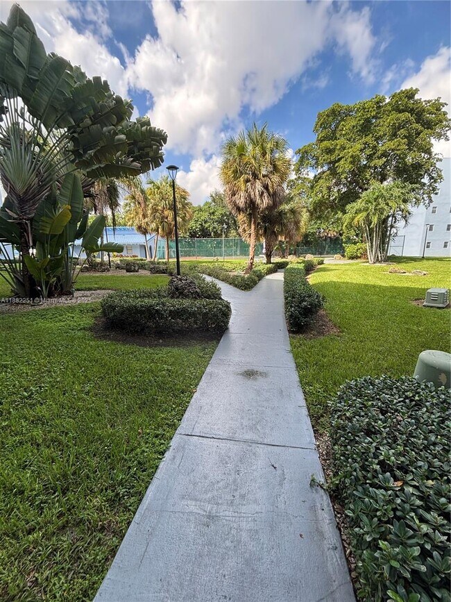 Building Photo - 9460 Fontainebleau Blvd
