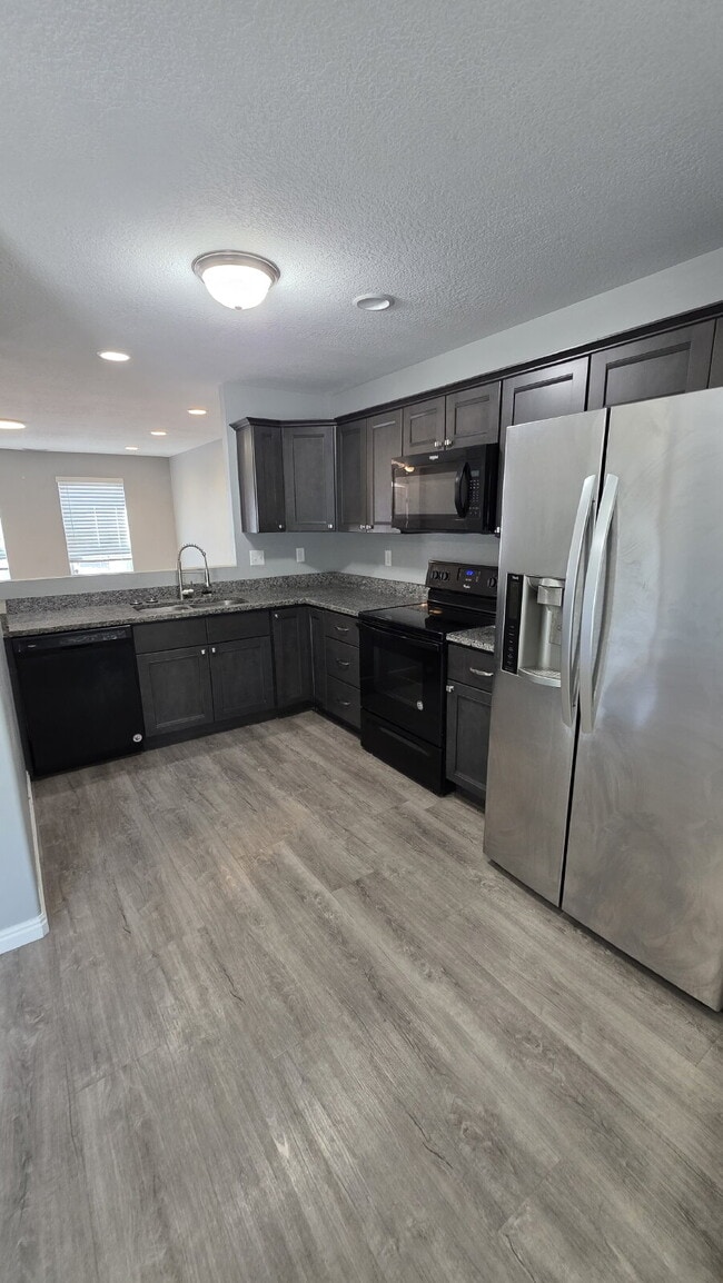 Building Photo - "Charming 3-Bed Home in Sunset with Granit...