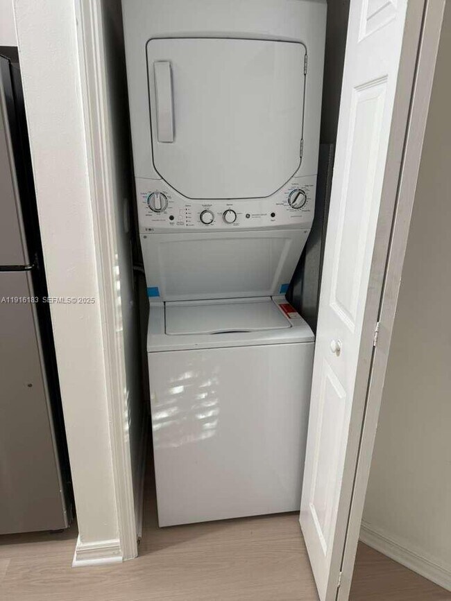 Building Photo - 1300 SE 31st Ct