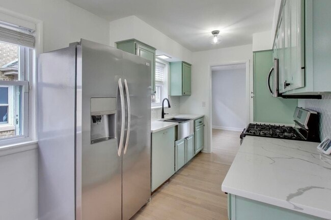 Building Photo - 710 S Hawthorne Ave