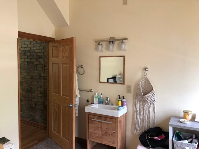 Building Photo - 1730 W Kilbourn Ave