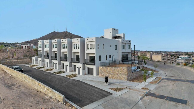 Building Photo - 1519 Golden Hill Terrace