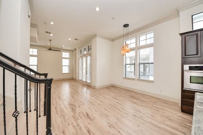 Building Photo - 3229 Maxroy St