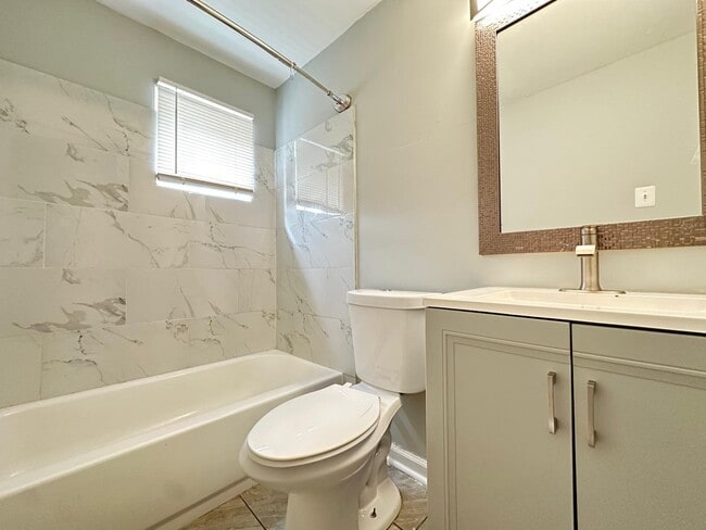 Building Photo - 308 Main St