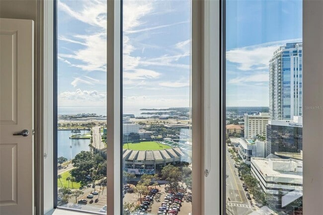 Building Photo - 1 Beach Dr SE