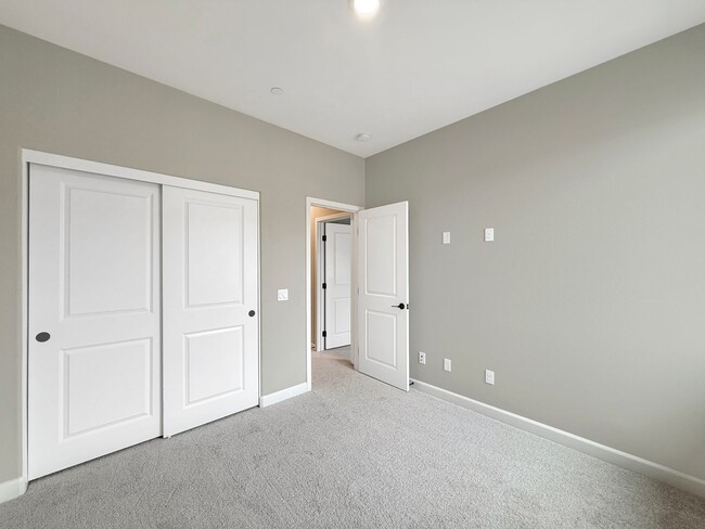 Building Photo - Great 4B/3.5BA Townhome in Oceanside!