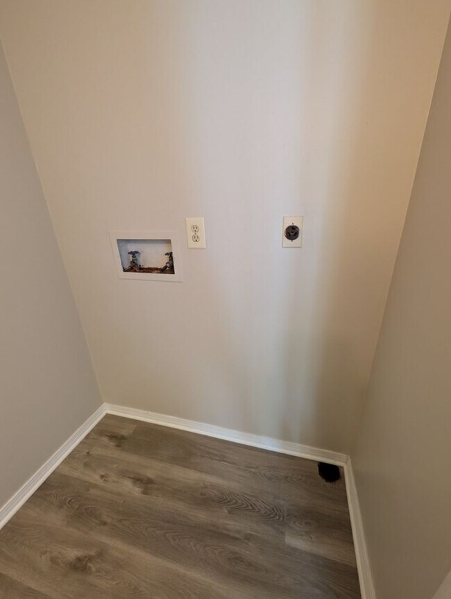 Building Photo - 2 Bedroom/1.5 Bathroom Townhouse in South ...