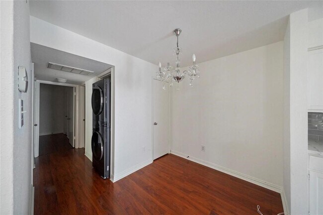 Building Photo - 3900 Woodchase Dr
