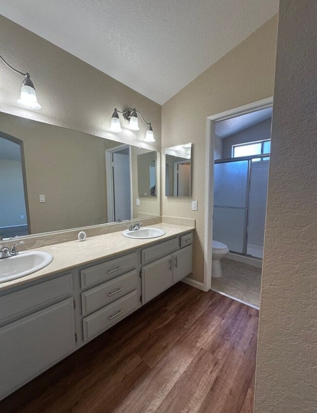 Building Photo - A Stunning desirable 3 Bedroom and 2.5 Bat...
