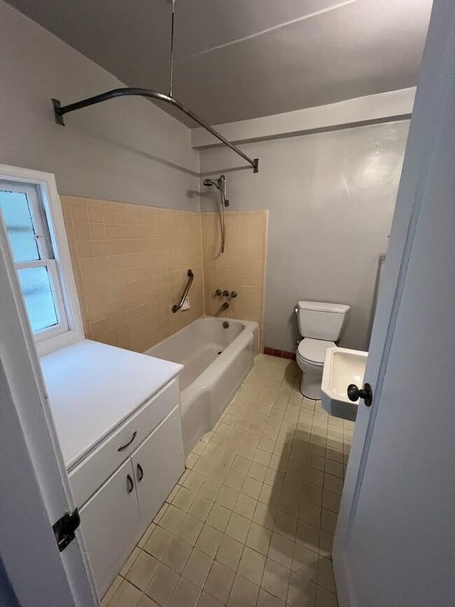 Building Photo - 1213 University Ave