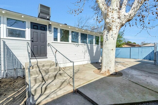 Building Photo - 406 Sierra Ave