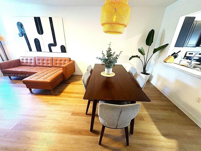 Building Photo - 476 NE 5th St