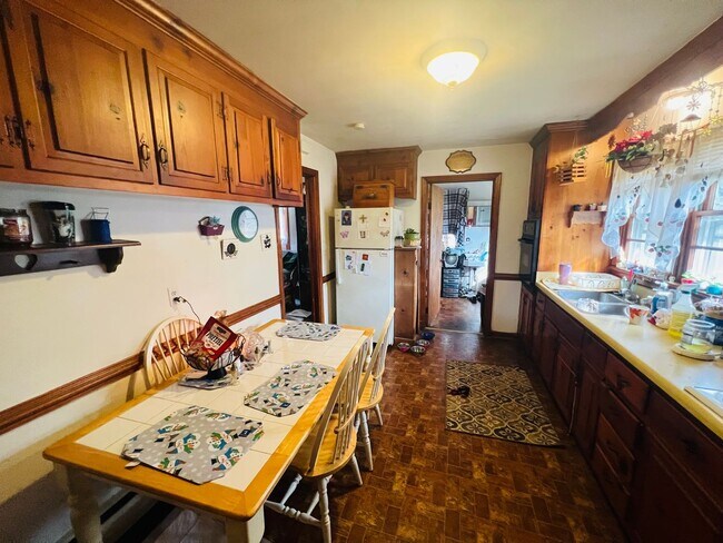 Building Photo - Adorable 3bdrm/1bth Brich Rancher Convenie...
