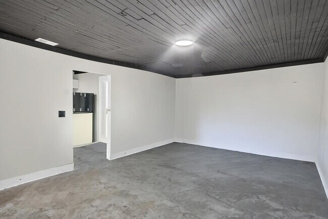 Building Photo - 124 N Mecklenburg Ave