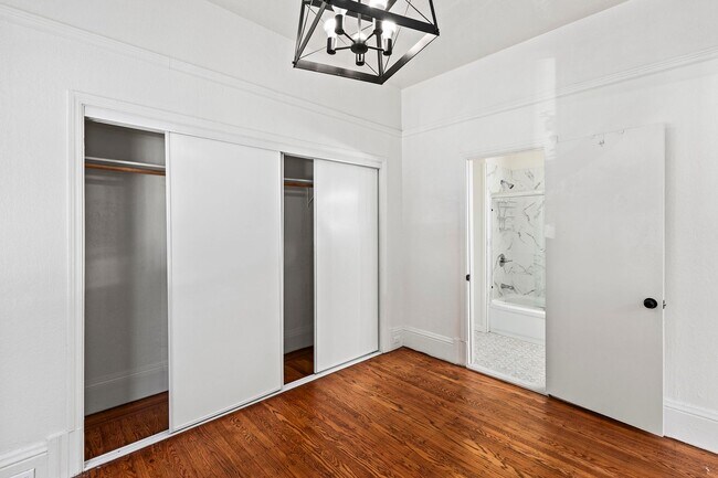 Building Photo - 1809 Oak St