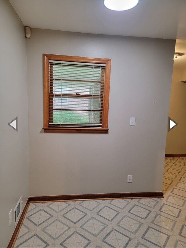Building Photo - 2965 Bobolink Dr