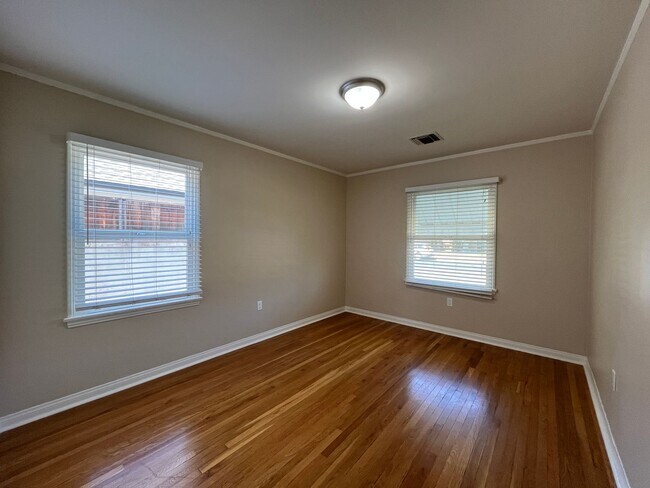 Building Photo - AVAILABLE NOW! 3+2 w/bonus room + applianc...