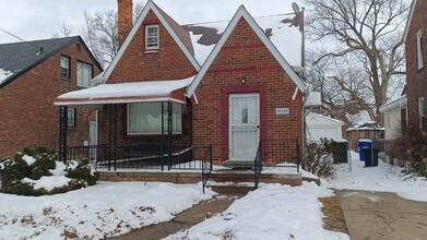 Building Photo - 3 bedroom/1.5 bath now available! $1300/mo!