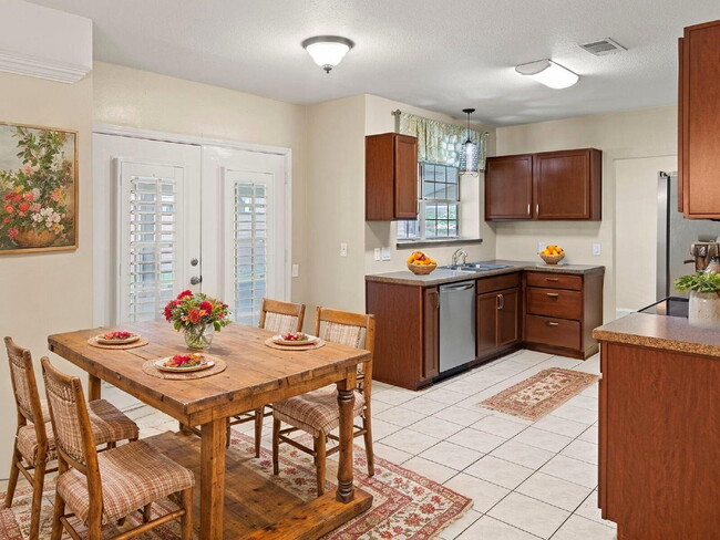 Building Photo - "Spacious 3-Bed Sanctuary with 2.5 Baths o...