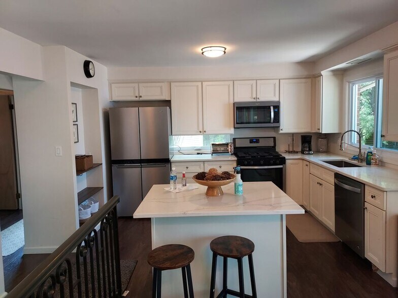 Building Photo - 1700 Hamilton Dr