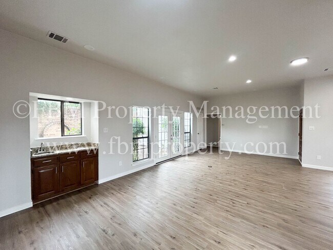 Building Photo - 806 Cresside Ln