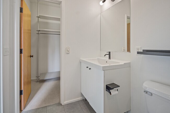 Building Photo - 504 NE Brazee St