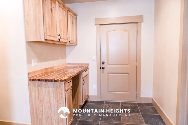 Building Photo - 4071 S Sandpiper Ln