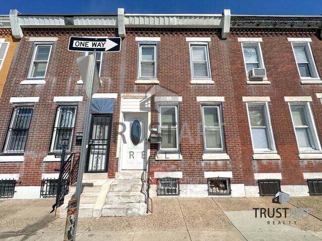 Building Photo - 1841 E Clementine St