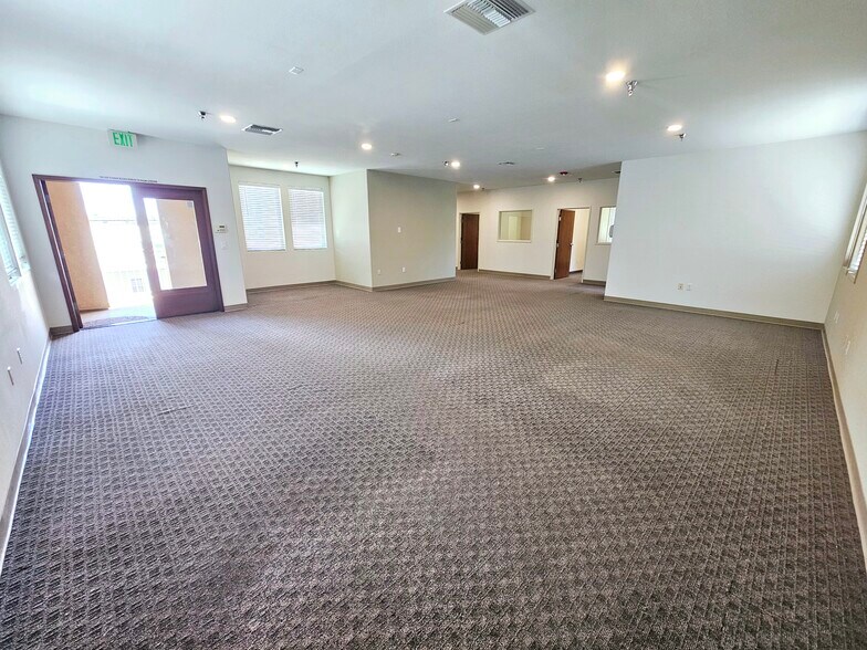 Building Photo - 605 E Alvarado St